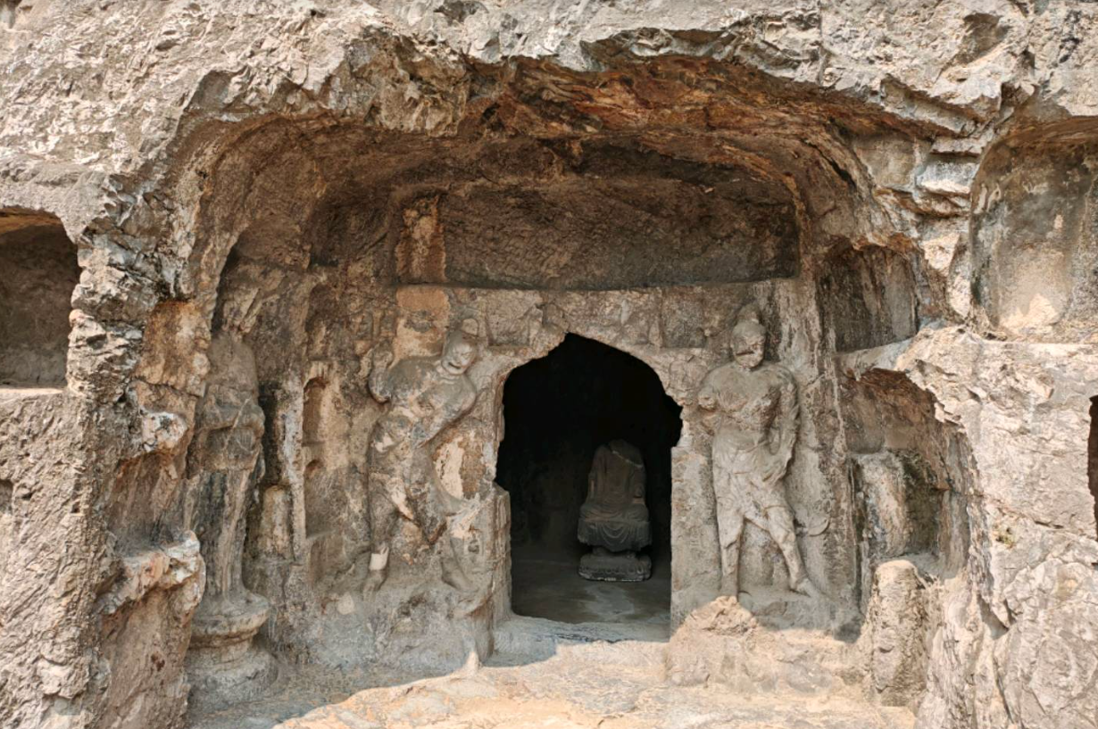 门口的力士姿态很美