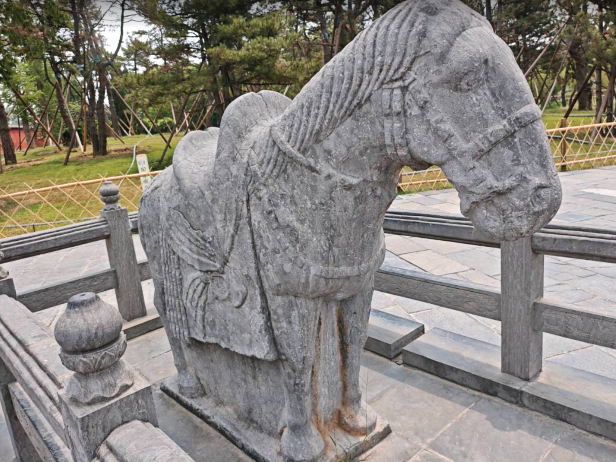 山门前的白马驮经